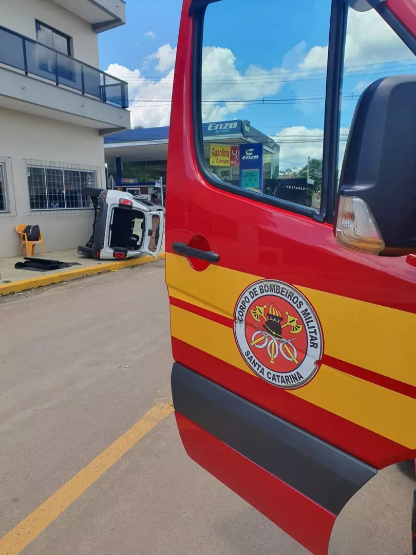 Carro capota em colisão com três pessoas no Vila Nova em Mafra